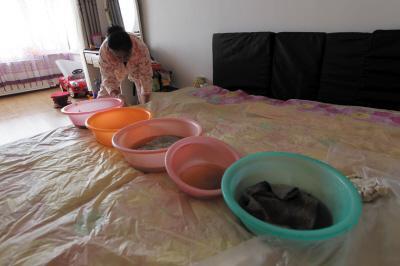 兰溪楼上漏水，住户失联，小区没物管，业主维权难！律师来支招……